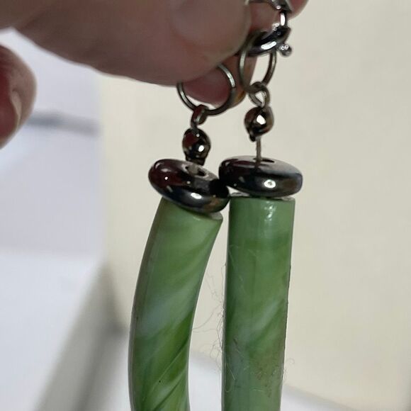 Vintage faux jade acrylic/metal necklace - Picture 8 of 9